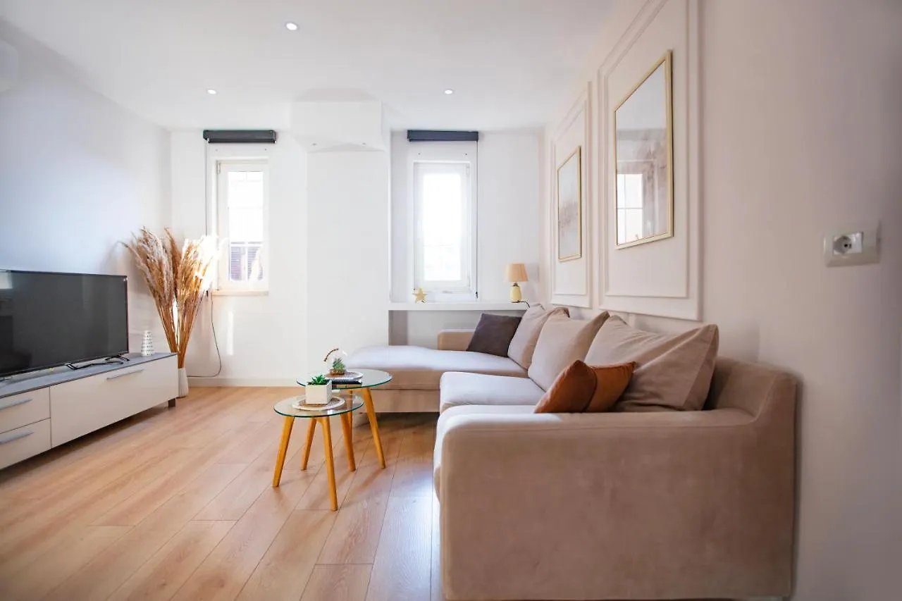 Tirana Center Modern App - The Nest Appartement